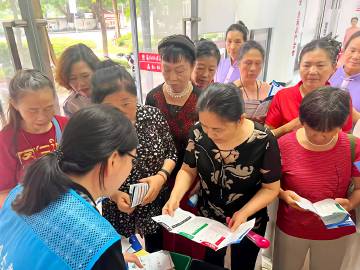 【秀全街学分类送好礼，你偶遇到了吗？】近日，花都区秀全街在文明实践站开...