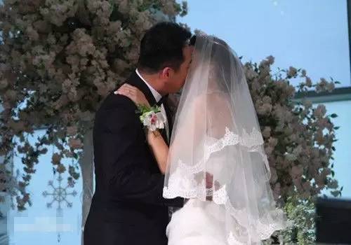 喜讯落地！陈瑜晒婚纱照官宣婚讯，林依轮大方送祝福
 陈瑜与林子濠 南滨路婚纱照 自然感订婚照 
十月二十一日上午，法籍华裔超模陈瑜在个人社交平台放出一组婚纱照。这份动态直接宣告她与林子濠正式结为伴侣。
 
林子濠很快在自己账号发布内容做出呼应。双方同步官宣的形式，让这段感情正式走入大众视