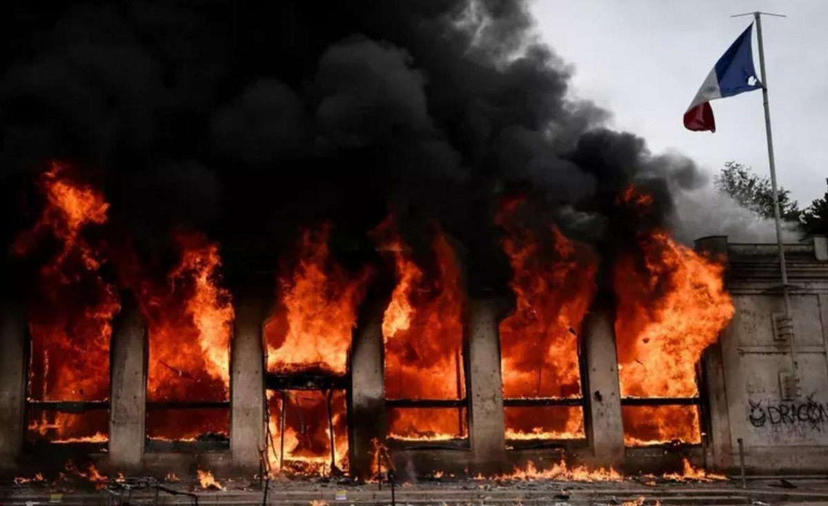 法国多地爆发严重暴力骚乱，10月17日数十万人走上街头，抗议生活成本上涨和公共服务恶化。可利摩日建于1883年的市政厅，却被大火吞噬，43米高的钟楼倒塌，三分之二外墙被烧毁。面对这场冲突，法国普通人的感受是什么？

10月17日，法国多地爆发大规模抗议。生活成本持续上涨、公共服务不断恶化，加上政府为