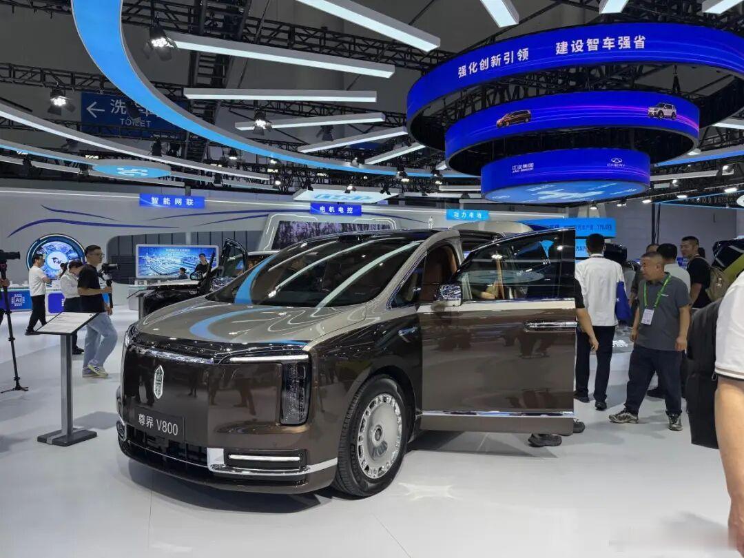#省企直达#【从整车终端到AI大模型 江淮汽车闪耀2026世界制造业大会】9月20日，2026世界制造业大会在合肥滨湖国际会展中心开幕。作为大会“常客”的江淮汽车，今年携尊界V800、CV质检大模型“迈思特”亮相智能网联新能源汽车展区（综合馆），从整车终端到AI大模型，展现其在高端智能新能源汽车领域的最 ​