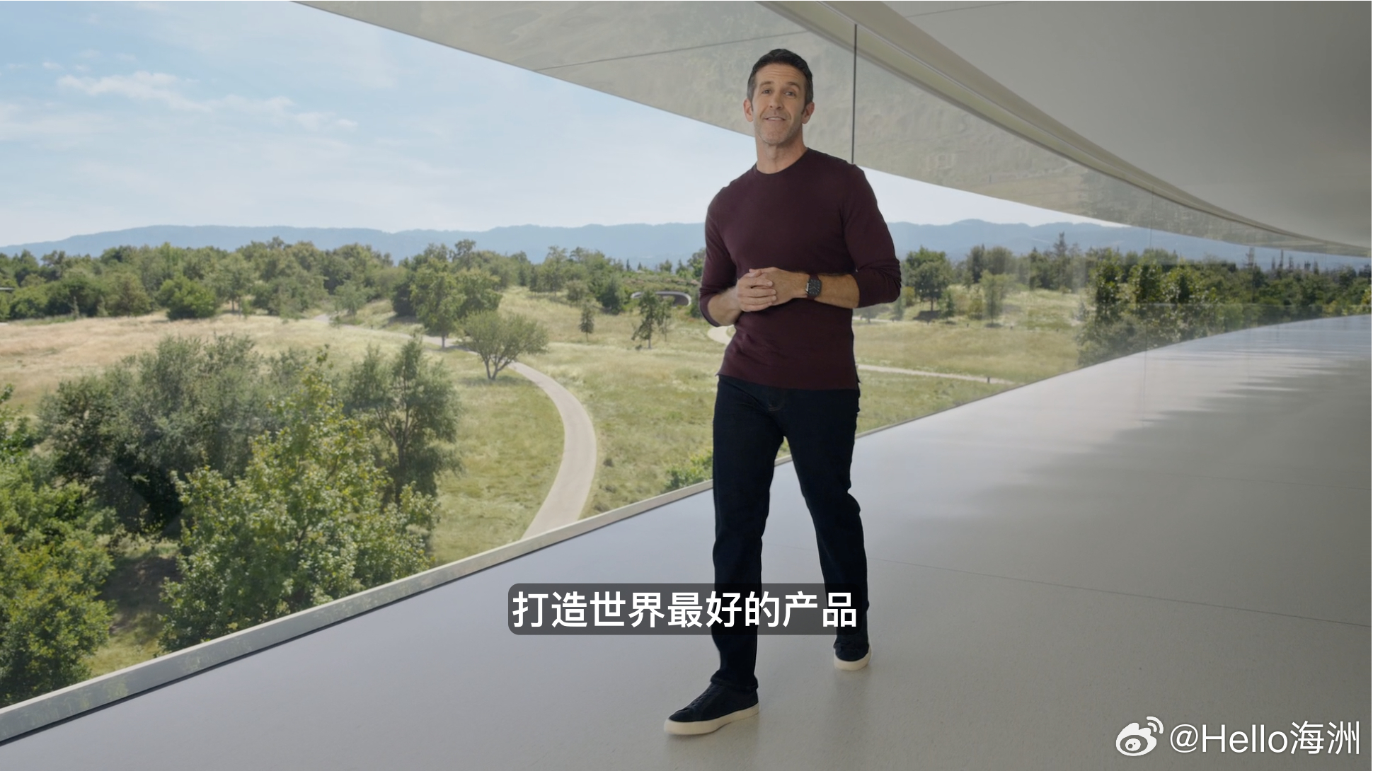 #苹果发布会进入特努斯时间#苹果秋季发布会第一次不是库克站在C位。这个画面本身，比任何新品都更值得看一会儿。

2001年进苹果设计团队，从Mac显示器的小工程师做起，一路经手iPad、AirPods、iPhone、Vision Pro的硬件研发。库克是“把货卖遍全球”的供应链大师，特努斯是“铰链折痕怎么压平”的硬件 ​