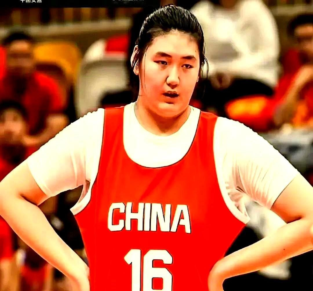 让一个体重300斤的女孩去学NBA瘦竹竿文班亚马打球，这不是跨界，这是毁人。

网上一堆人盯着张子宇2米26的身高，喊着让她疯狂减重提速。宫鲁鸣直接把这股邪火压了下去。发育期的女篮中锋，膝盖就是命门。硬切肉，肌肉掉光，膝盖骨直接磨碎。

150公斤的体重是她的禁区门板。现在的策略很透彻，把肉练成护甲