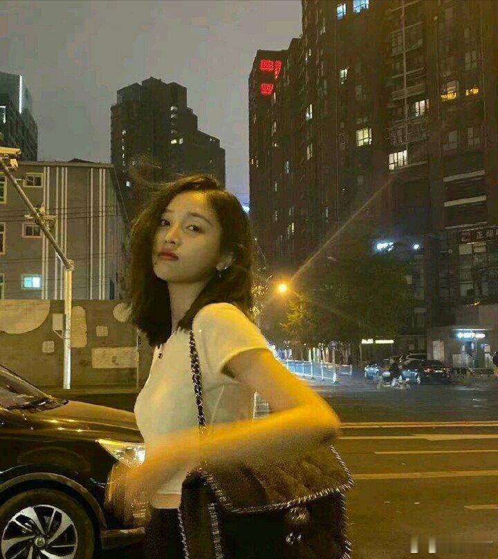 #吴宣仪[超话]# wxy#吴宣仪爱上另一个我# wxy#吴宣仪辛凌# 

“星轻轻闪烁夜影里的渺茫，月升枝头寄予思念”

 ​​
