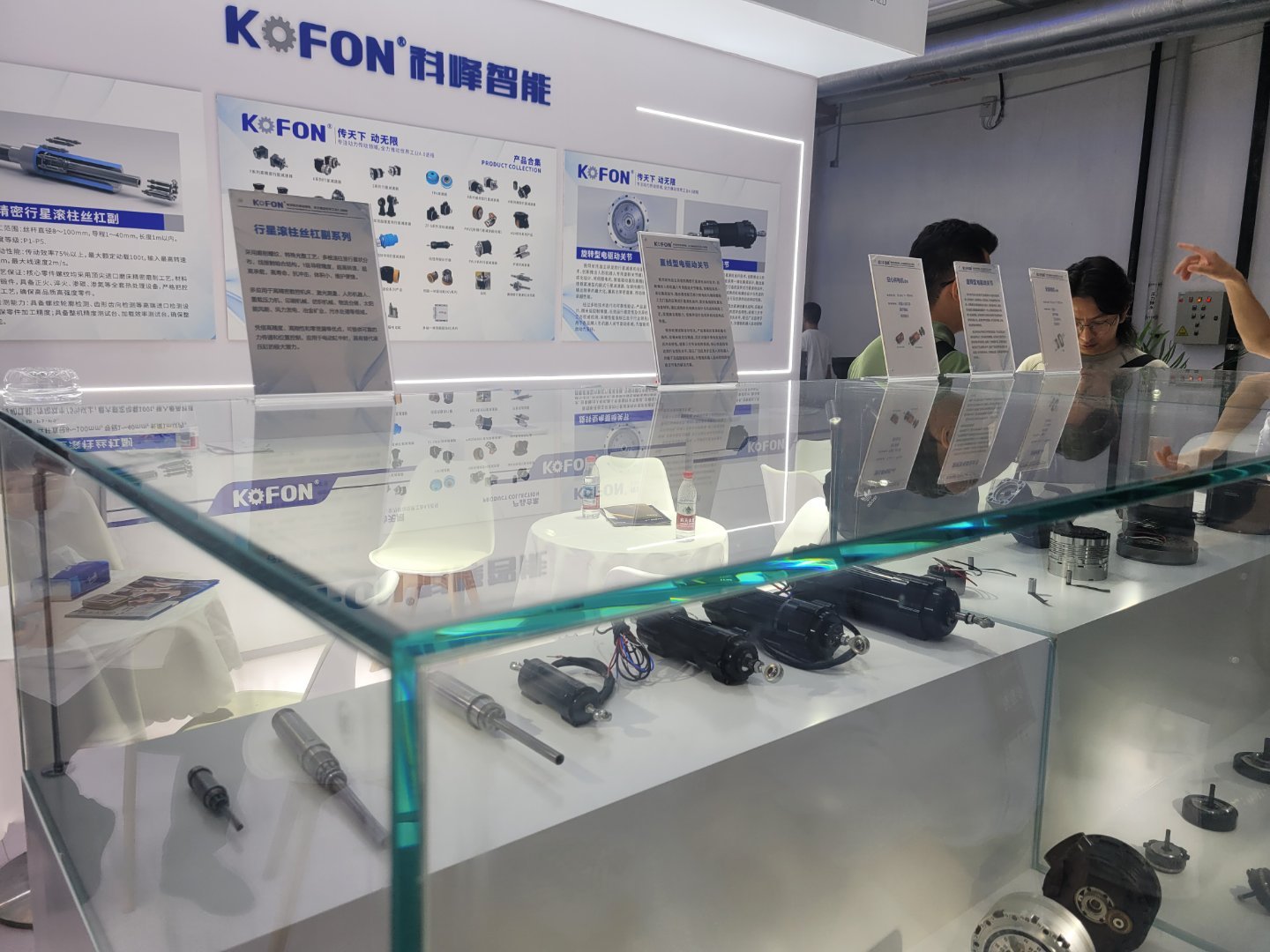 中国具身智能机器人已经形成了完整的产业链:一方面是应用场景不断突破，从仿生机器人，3C工厂训练，到电力巡检，到消防，再到助医，外骨骼等等。另一方面的优势是制造业的产业链优势。从谐波减速器，力矩传感器，智能芯片，机器手，视频处理，到数据训练，大模型，具有全球的技术领先优势和量产优势。  ​