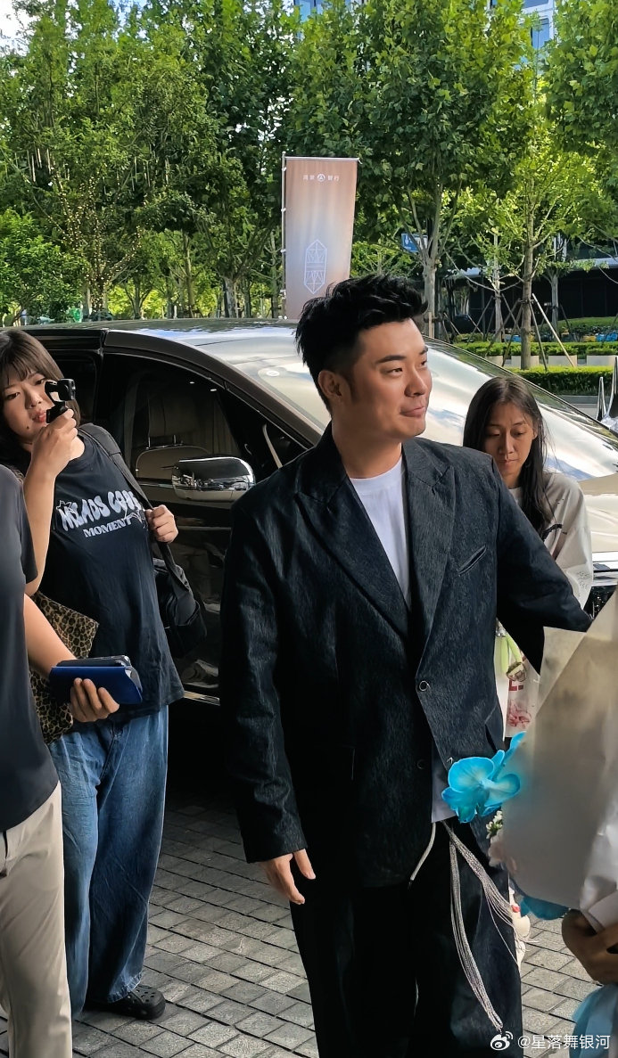 #在上海看到了内娱熟人#黄浦江畔星光爆棚！刘嘉玲、陈赫一众艺人集体现身。网友随手就能撞见内娱熟人，阵容豪华，引得大家纷纷好奇，到底是什么活动吸引这么多明星齐聚。#明星为何今日扎堆黄浦江畔# ​