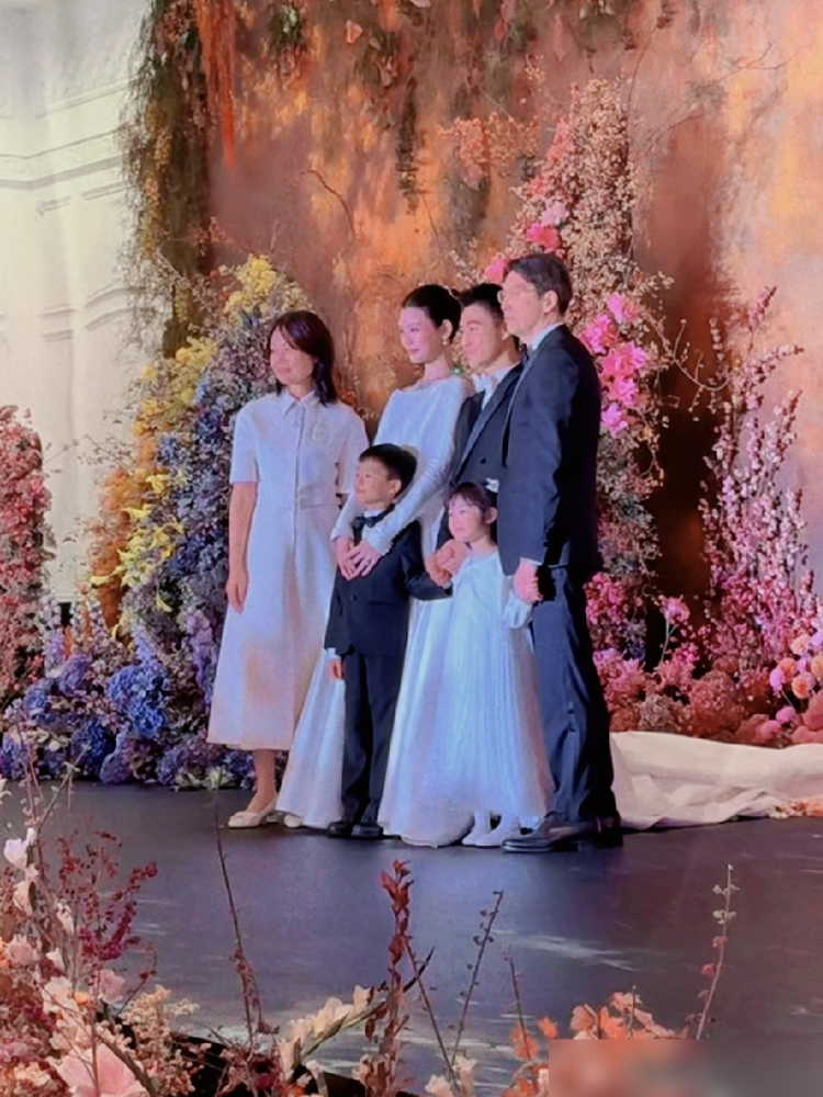 赌王家答谢宴，把上万朵进口真花堆成秋日油画，黄晓明陈乔恩全到了，但最扎眼的是两个孩子，儿子女儿直接当花童出场，何广燊那身小礼服一穿，站那儿就是钱堆出来的气质。
何猷君上台第一句自嘲：见证了我明明矮人家半个头还要去追小明。七年恋爱结婚生子，全揉进这一句里了。
四太梁安琪罕见开腔，说的是好感恩，我个