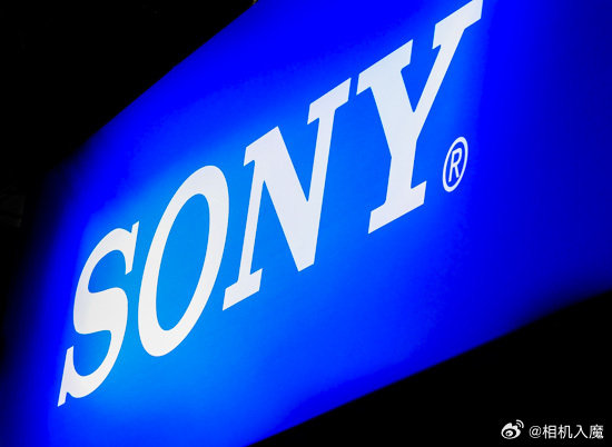 据Digital Camera Life报道，索尼称霸全球图像传感器市场。市占率高达53.6%，超过第二名40％。以往跟索尼掰手腕的三星已跌到第三，第二名是OmniVision，股票代码603501。
佳能副总裁Go Tokura在访谈中说尽管成本高昂，佳能将继续坚持自研自产传感器。
via PP
[米奇比心] ​