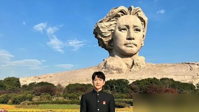四分钟脱稿发言，把全场导演编剧听傻了。
王仁君拿飞天奖，凭的是《浴血荣光》里的青年毛泽东。上台没拿稿子，从第一次试镜被拒聊到第五次进组，逻辑严丝合缝，一句废话没有。
底下坐着的都以为他是老戏骨，一查，演了五次主席，戏红人不红。当年《知否》里演盛长柏，赵丽颖都火成那样了，他还是查无此人。
奖杯刚