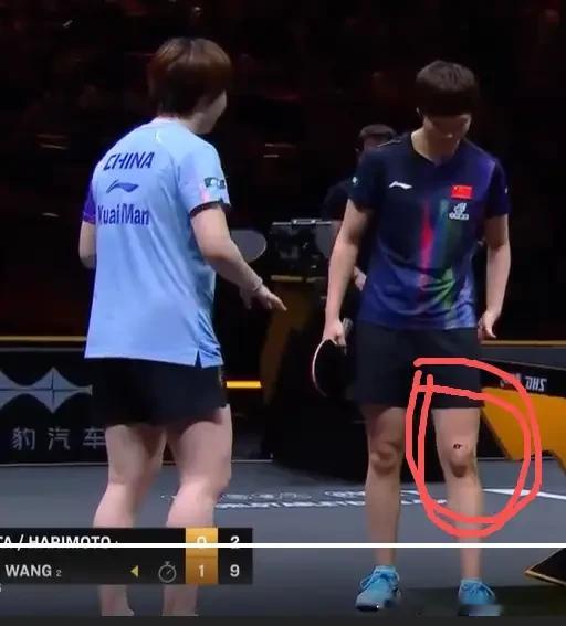 谁懂啊，王曼昱和蒯曼这对“双曼”组合真的太稳了。
10月10日WTT中国大满贯女双决赛，对阵世界排名第一的张本美和/早田希娜，她们愣是3比1拿了冠军，成了这站赛事第一对卫冕的女双冠军组合。首局上来日本组合5比1领先，她们硬生生连追9分，打到10平后调整过来13比11啃下首局，第二局更