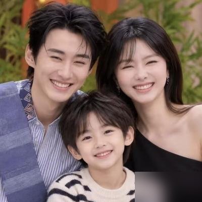 剧都播完7天了，谭松韵还在用“许兰香”的身份给“林锦岐”写回信，一篇一篇，回了17篇。
不是营业，营业早该收工了。刘学义先以角色名甩出17篇独白日记，她第二天逐条回，全是戏里没拍出来的边角料。戏里没给够的，戏外补给你看。
更狠的是刘学义采访直接放话，拍完就约了二搭，剧本合适随时进组。谭松韵没否认