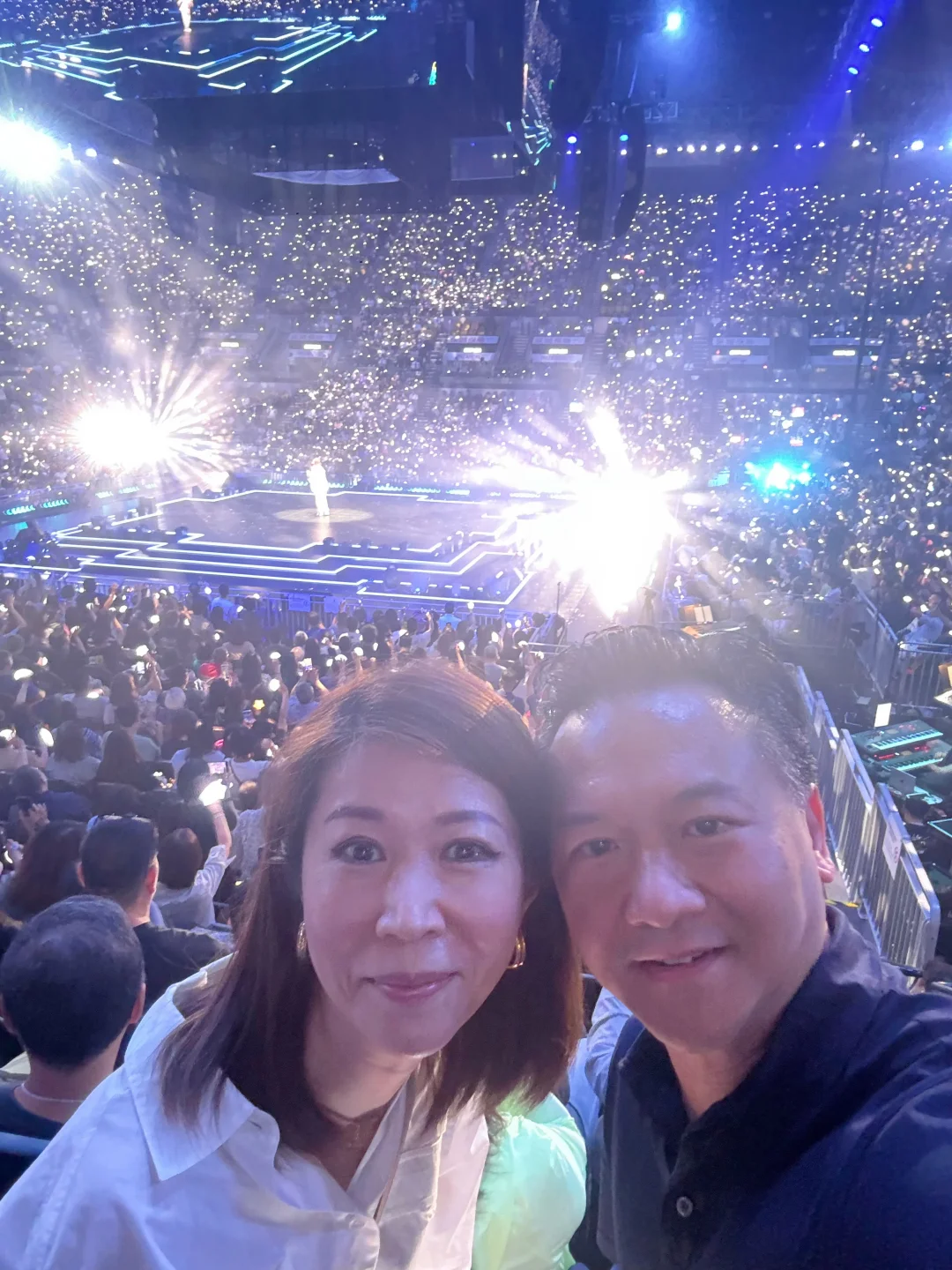 和太太从上海赶回港观赏谭咏麟演唱会🎉