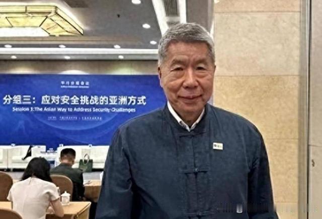 台海僵局难解的根源在哪？孙文学校总校长张亚中带着北京香山论坛的见闻返台后，抛出振聋发聩的全新观点。坊间常提起的两种沟通思路在他眼中形同虚设，优待包容的善意举措、划清底线的强硬警示，都难以抚平岛内民众心底的顾虑。
当下两岸舆论圈是否走入一条死胡同？所有人扎堆琢磨统一完成后的治理规划，各类制度方案反复推