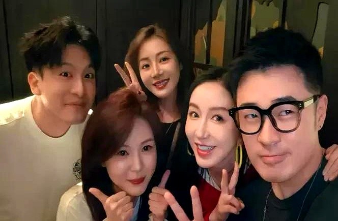 胡一菲的弹一闪，唐悠悠的表演，美嘉的盐汽水，你们还记得吗？

娄艺潇晒出几张照片，陈赫、孙艺洲、邓家佳、李金铭全在，五个人肩并肩，笑得跟当年一模一样。

好像什么都没变，但又好像什么都变了。他们还是剧里的样子，可我们已经不是当年守在电视机前的年纪。

最好的朋友就在身边，最爱的人就在对面。这句话，现
