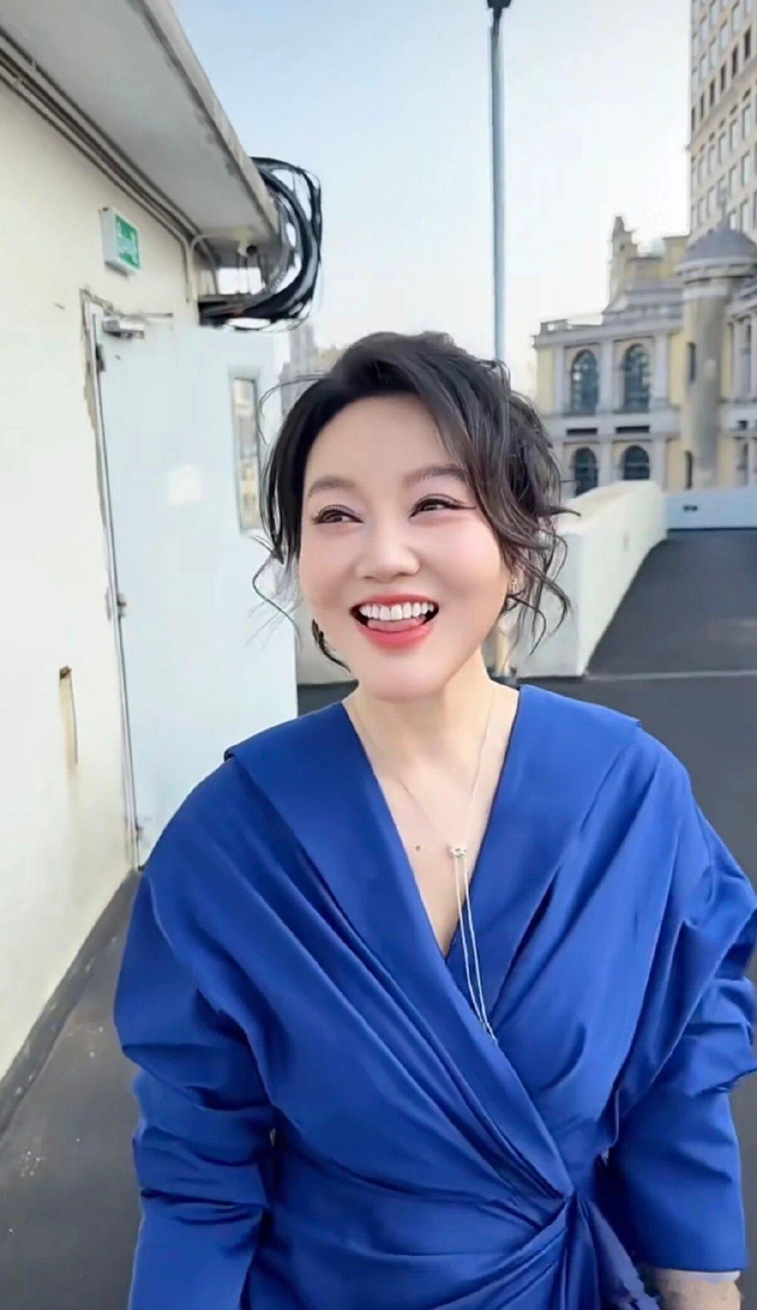 #闫妮自曝离婚后还会去前夫家里打掼蛋#离婚不代表对立，闫妮这份相处状态，满是成年人的通透与松弛。放下旧怨，大家舒服自在地相处！ ​
