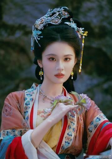 她撞脸好多人啊，又像刘些宁，又像刘亦菲，又有点张婧仪的感觉