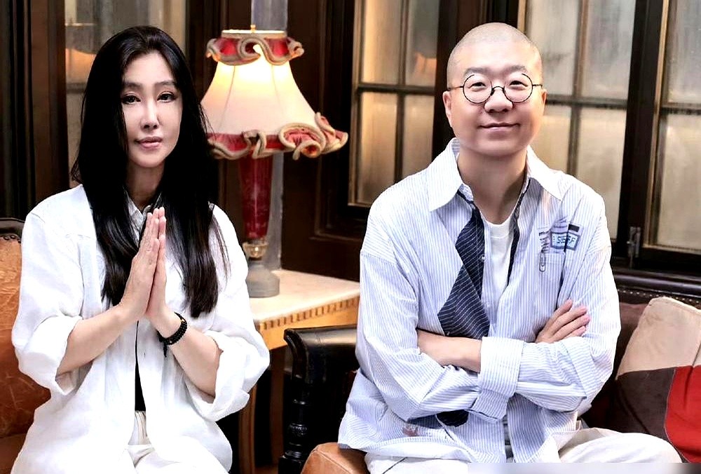 “债还完了，所以我不玩了。”

28岁，拍完《青蛇》，王祖贤就这样从巅峰消失了。她说自己每天被车接车送，演完戏就与世隔绝，出门又人人都认识。这种巨大的撕裂感让她开始问自己：我到底是谁？

对于和齐秦那段15年的感情，她也第一次坦白，到最后只剩下爱，没有情了。分手后，一个人生活了24年。

李诞问她这