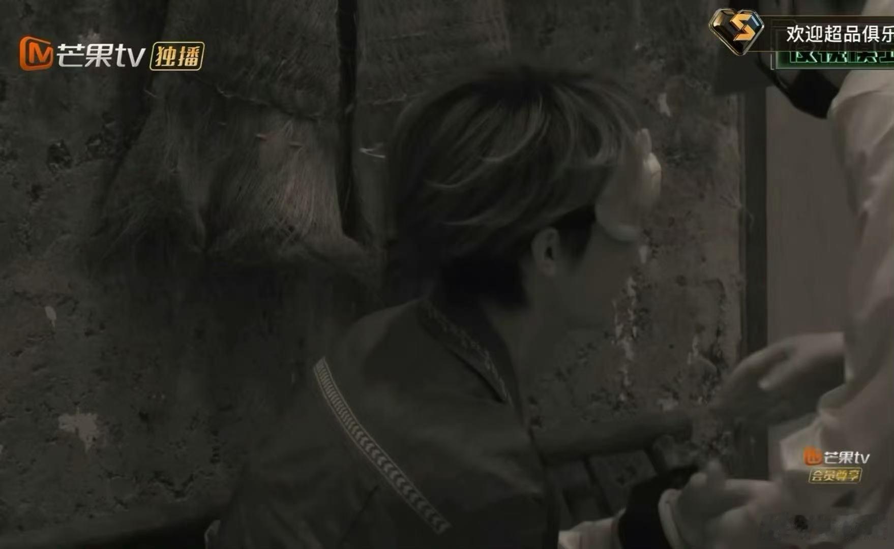 没有一点偶像包袱，害怕就直白表现出来，简单确认工作人员身份后熊抱，小心...