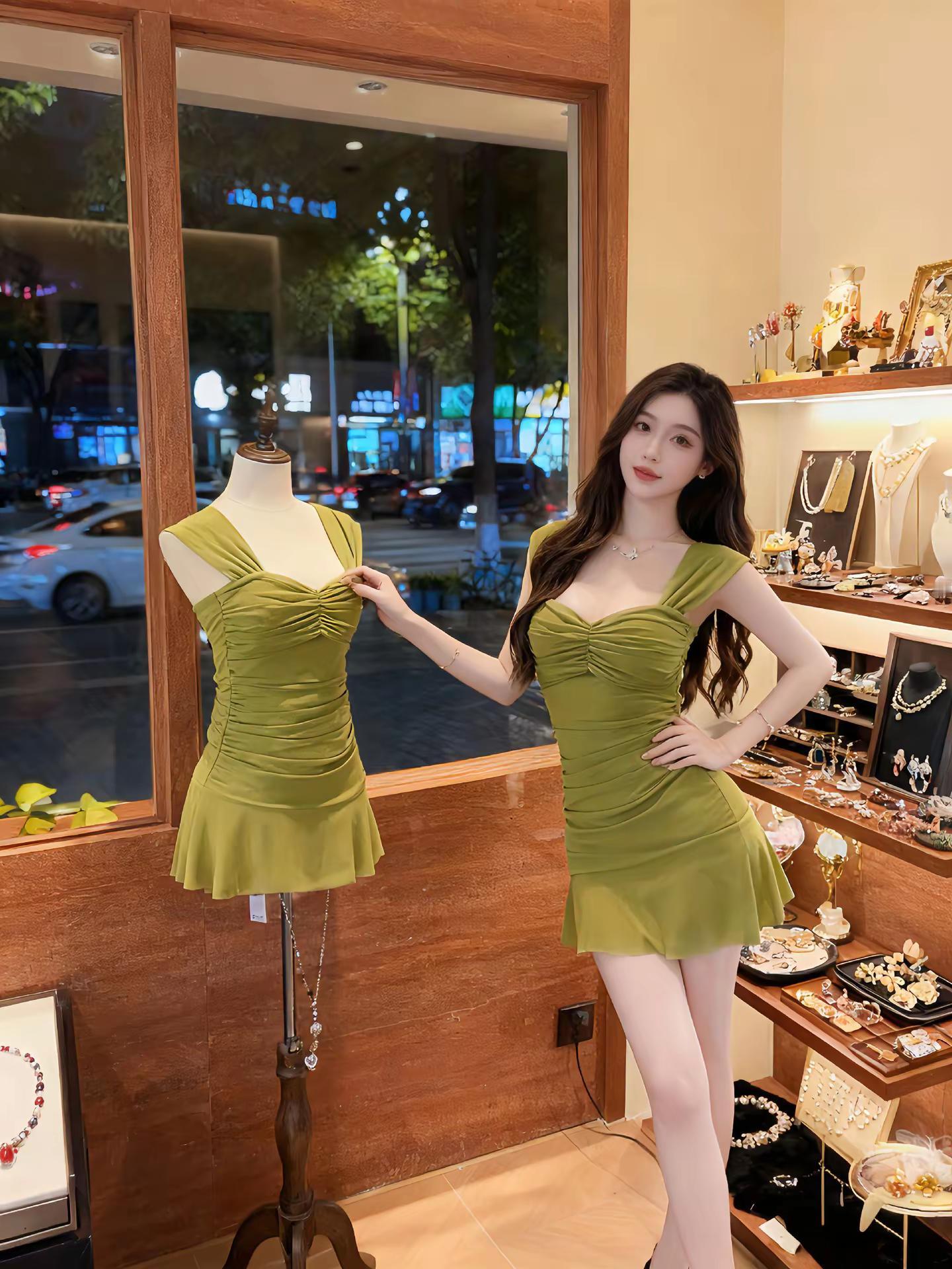 纯欲连衣裙辣妹性感穿搭。