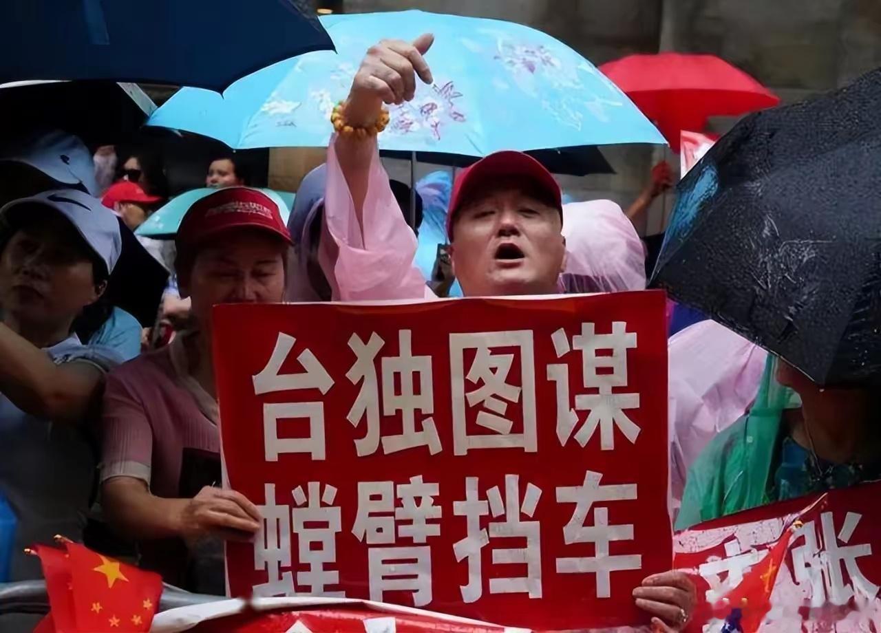 “台独”在国际上再遭爆击！中东一航空公司航班降落台岛桃园机场时，用中文广播“欢迎回到中国台湾”，并称若携带肉品入境将遭“中国政府”罚款。赖清德当局崩不住了，由其外事主管部门表达“强烈抗议”，边跳脚边要求“道歉并更正”。被大陆列为“台独”顽固分子清单的民进党“立委”王定宇快哭了，威 ​
