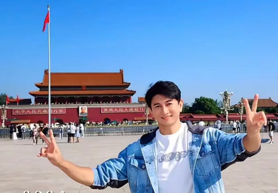 吴奇隆：不赚钱也是这个立场。支持吴奇隆，希望保持清醒认知，人生事业再创辉煌。台湾艺人吴奇隆在社媒回复网友时表示“不赚钱也是这个立场”，其天安门挥舞国旗视频遭岛内舆论围攻、棒球活动被取消，大陆网友广泛声援。这就与台独艺人蔡某某形成鲜明对比，谁更顺应历史潮流，赢得人心，一目了然。