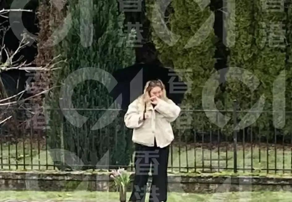 很多人以为郑欣宜熬过了35岁，就能顺理成章接过母亲留下的几千万遗产，下半辈子直接躺平。
可现实往往比剧本更复杂。
前段时间信托监察人陈淑芬公开否认了拿到巨款的传闻，大家才反应过来，肥姐当年布下的局，远比外界想的还要深。
当年沈殿霞病危，最放心不下的就是这个毫无防备心的小女儿。她深知娱乐圈的诱惑