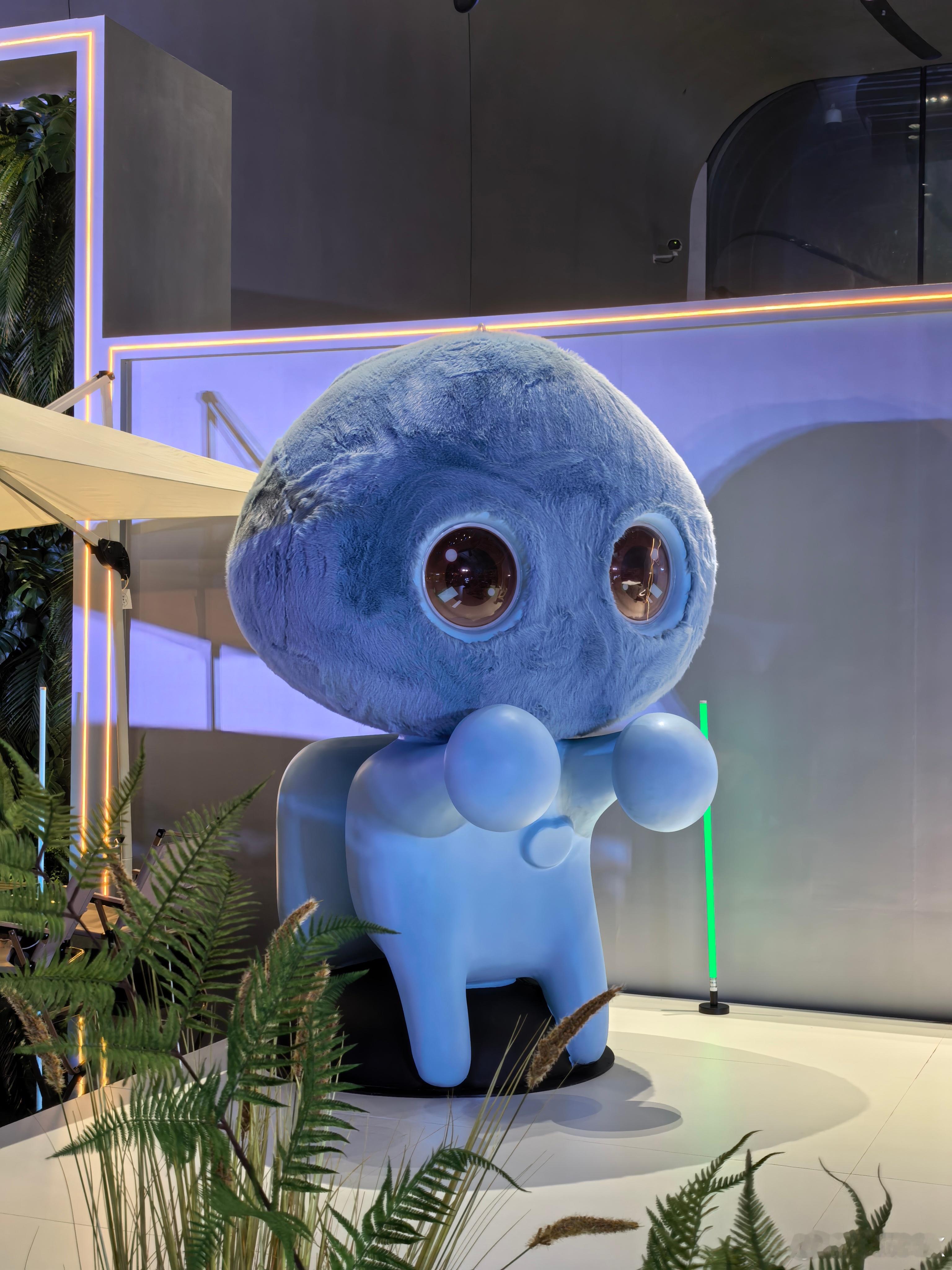 今天在成都参加奕境X9预售发布会，增程Max长续航版29.98万，四驱Ultra+长续航33.98万，旗舰版37.98万
 
作为第二代家庭旗舰，核心点全踩在家庭用户痛点上：华为乾崑智驾ADS 5配四激光雷达，大车也好开好停；鸿蒙座舱加AI陪伴机器人，老人小孩都能轻松上手。大六座三排平权，零重力座椅、百变座舱、冷暖 ​