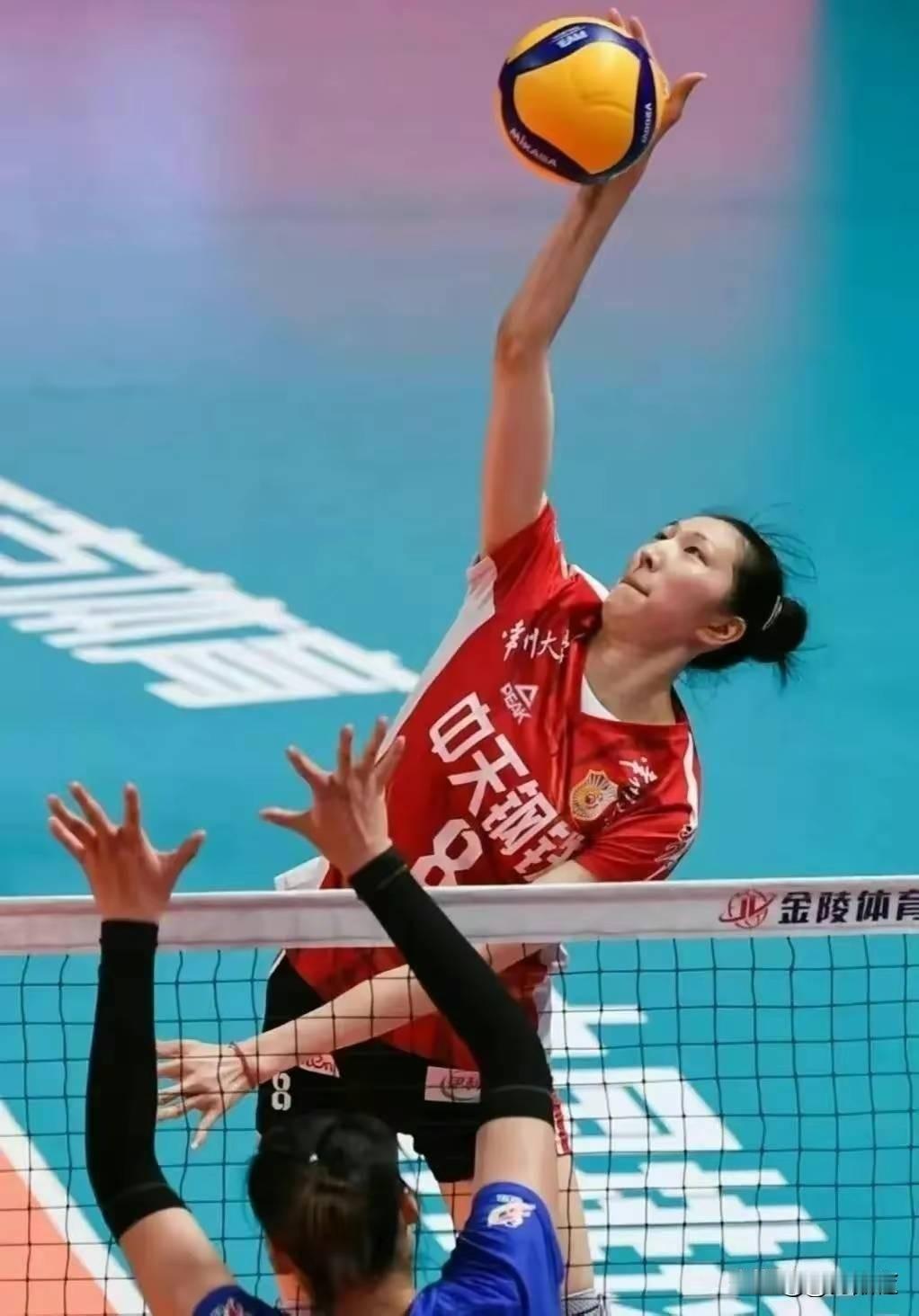 美媒NBA Memes晒出一张约基奇、威少和德罗赞的合影，写道：“事情本该是这样的！”。
德罗赞刚以一年390万美元加盟掘金，此前他被国王买断后想加盟争冠球队。与此同时，威少在8月13日宣布退役，结束18年NBA生涯——据报道他休赛期收到了国王和奇才的合同报价，但主动选择退役。
上赛季两人一起效力国