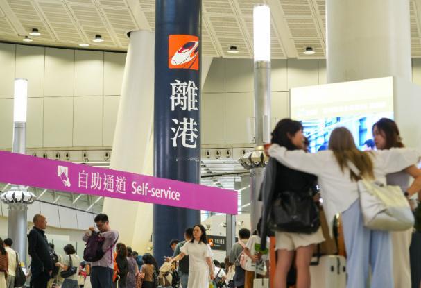 【高铁多班来往香港及内地列车今明取消】台风“巴威”来势汹汹。港铁今日表...