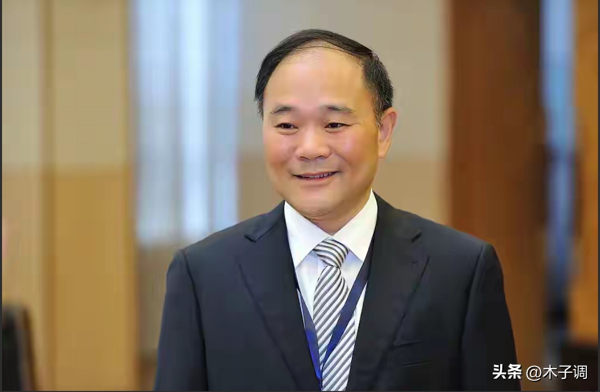 吉利重大人事变动，李书福辞任，安聪慧接棒
，吉利汽车发布公告，李书福辞任上市公司董事会主席、执行董事，获终身荣誉主席，仍执掌吉利控股集团。安聪慧出任董事会主席，推进职业经理人机制。此次调整意在完善梯队建设，强化集团协同，做实“一个吉利”，标志吉利开启全新管理阶段。