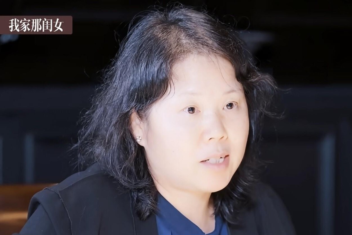 张家齐在节目里提到，自己从10岁到22岁退役挣的钱，一直由妈妈代管，三张银行卡也在妈妈手里。退役后她想拿回一部分自己做理财，被拒绝了。
后来母女俩有段对话。妈妈说要请她吃饭，弥补当妈的过失。张家齐没发火，只回了一句：拿一顿饭弥补我，你可真会做买卖。妈妈眼神躲闪，说了句“尴尬”。紧接着又提出想重新养育