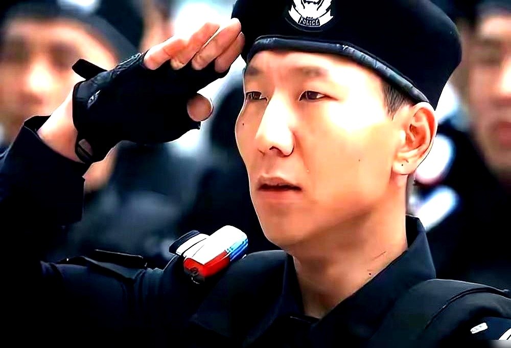 蒋奇明演万人迷校草？这选角一出，网上直接炸锅了。

央八黄金档《重器》首播，收视率飙破2%。大家盯着屏幕里眼神阴郁的余高远，满头问号：这硬朗外形哪像20岁的寒门万人迷？

没播两集，风向彻底变了！

他根本不需要台词，就靠微表情和呼吸节奏的变换，把那种自卑、拧巴和现实压迫感抠得死死的。

隔壁《欢迎