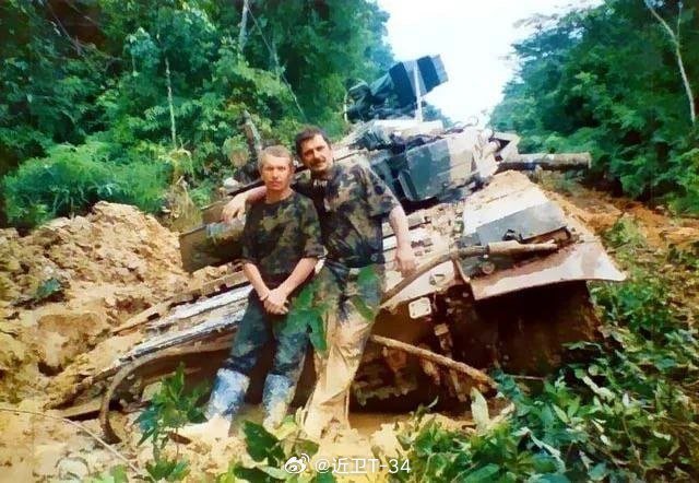 在2000年马来西亚竞标期间陷入泥泞的俄罗斯T-90S。#烽火问鼎计划# ​