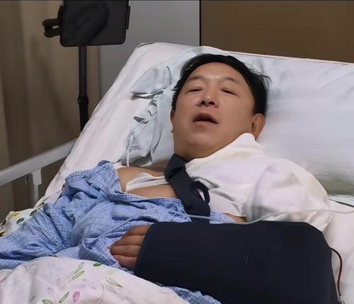 黄渤连摔两次、父亲认不出儿子：中年人的人生，禁不起“下次再说”抛开钱不谈，你现在最需要什么 人的一生求什么 

谁能想到，银幕上永远带着松弛笑意、扛得起百亿票房的黄渤，会在2026年连续两次栽在骑行路上？7月刚摔折了手臂，9月在家门口又摔断了锁骨，住院时直接被标注成了&