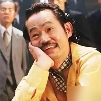 成龙掏400万请不动元华，陈思诚给10万，老头乐呵呵去了。
76岁，七小福出身，膝盖早有旧伤。成龙那部《神探蒲松龄》，打戏重，元华直接拒了。转头接陈思诚的活，钱少，戏轻，不遭罪。
有人替他亏得慌，400万不要，要10万？可元华现在定居加拿大，带孙子，遛弯，偶尔回港露个面，还能当街翻栏杆，后翻落地