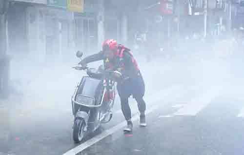 超级厄尔尼诺来袭：中国将面临什么？ | 当厄尔尼诺的“地理靶心”圣诞岛的珊瑚，在厄尔尼诺尚未进入冬季顶峰前就已白化，地球另一端的中国，正面临同样的气候考验。

今年可能成为有记录以来最强的厄尔尼诺，甚至被称为“超级厄尔尼诺”或“哥斯拉厄尔尼诺”。而它，已经让全球海洋进入未知领域。中国 ​