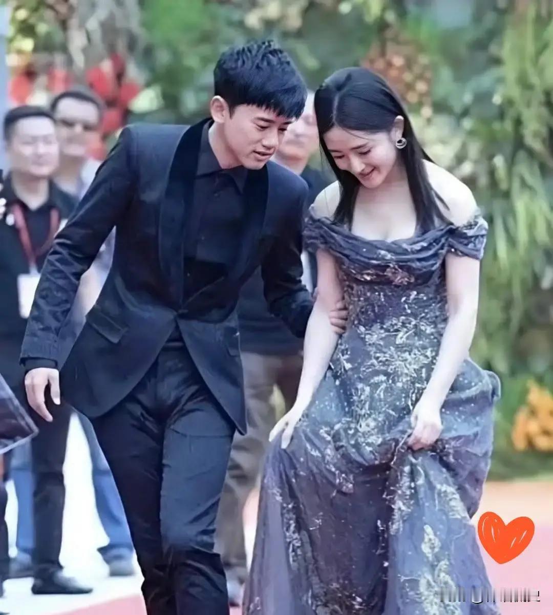 张杰可能永远都不会离婚？原因很简单，不是谢娜有多有钱，而是因为谢娜她太爱张杰了。有人说，谢娜对张杰的好，从一开始就带着孤注一掷的勇气。
 
张杰在后台整理耳返，线缠在一起了。谢娜走过去，没说话，伸手轻轻理了几下，线就顺了。张杰抬头看她一眼，“晚上聚餐，你去吗？”谢娜摇头，“跳跳有点咳嗽，我得早点回去