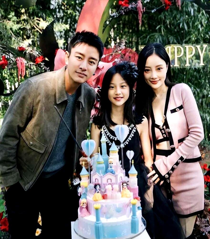 9月9日，甜馨晒出一家三口做公益的视频，离婚多年的贾乃亮和李小璐，为了女儿再次站在了同一个镜头里
 

康复中心搬家物资紧缺，甜馨一个电话就把贾乃亮喊了过来，帮着妈妈一起去帮扶脑瘫患儿。李小璐在评论区倡导把爱传递，贾乃亮紧接着表态：爸爸永远是你最坚实的后盾
 

当年风波闹得沸沸扬扬，本以为这辈子老