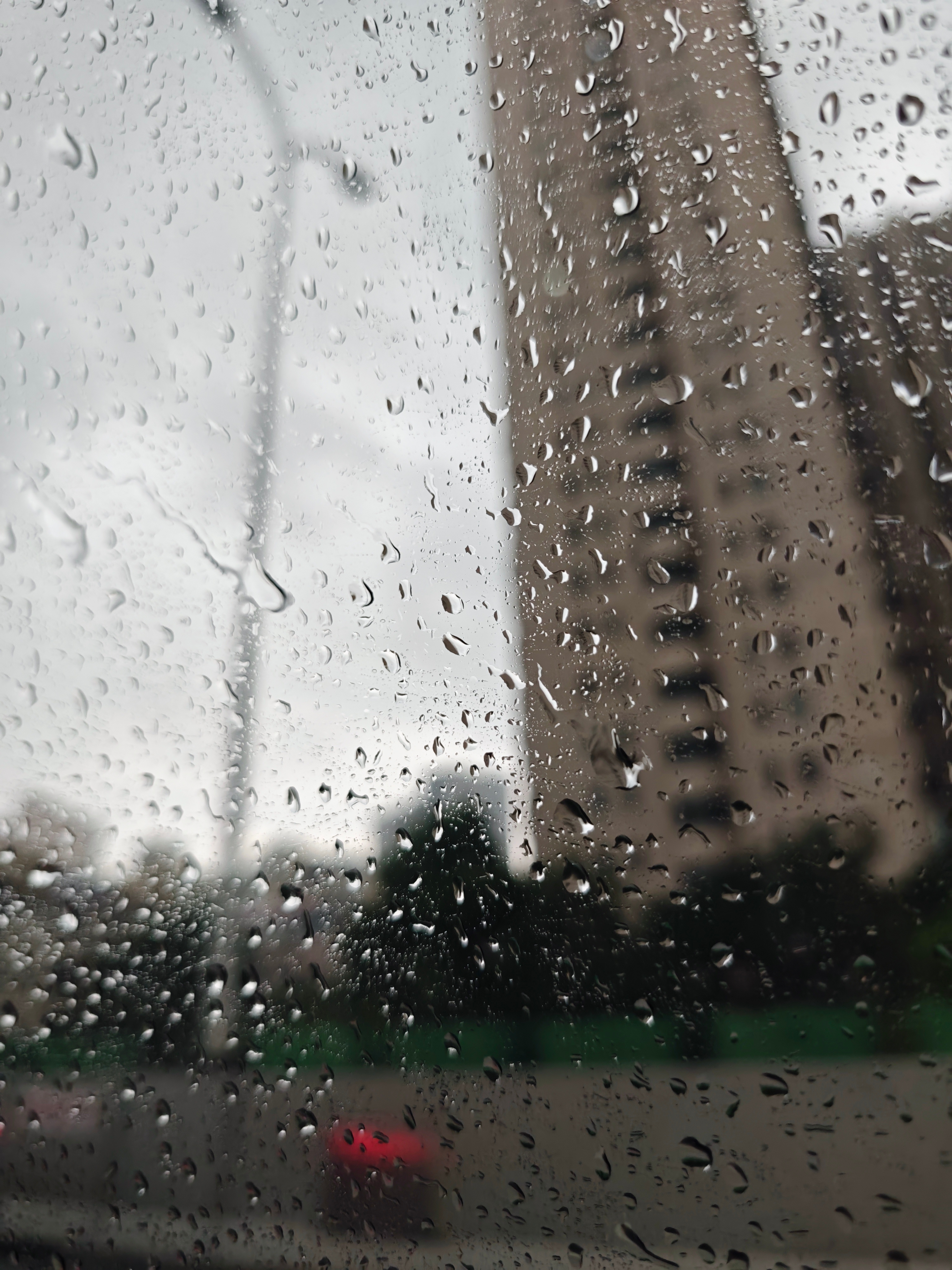 好大的雨！ 有那个几分钟像瀑布一样泼下来 还好我在车上（没淋到[偷笑]...