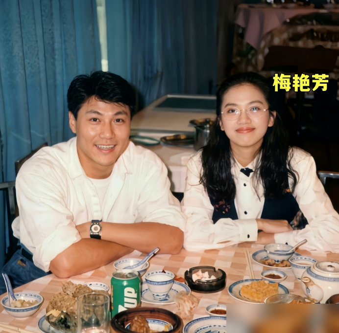 一张1991年的茶餐厅偷拍照，让梅艳芳又炸了热搜。28岁的她素颜坐在卡座里，对面是个陌生男人，网友扒了三天三夜没扒出是谁。
有人说像广告男主，有人翻出铁达时那支不在乎天长地久的旧片场照对脸。导演后来爆料，拍那支广告时航班延误，男主角迟到，全组干等。
梅艳芳一句抱怨没有，还主动要求多拍几条，毫无架