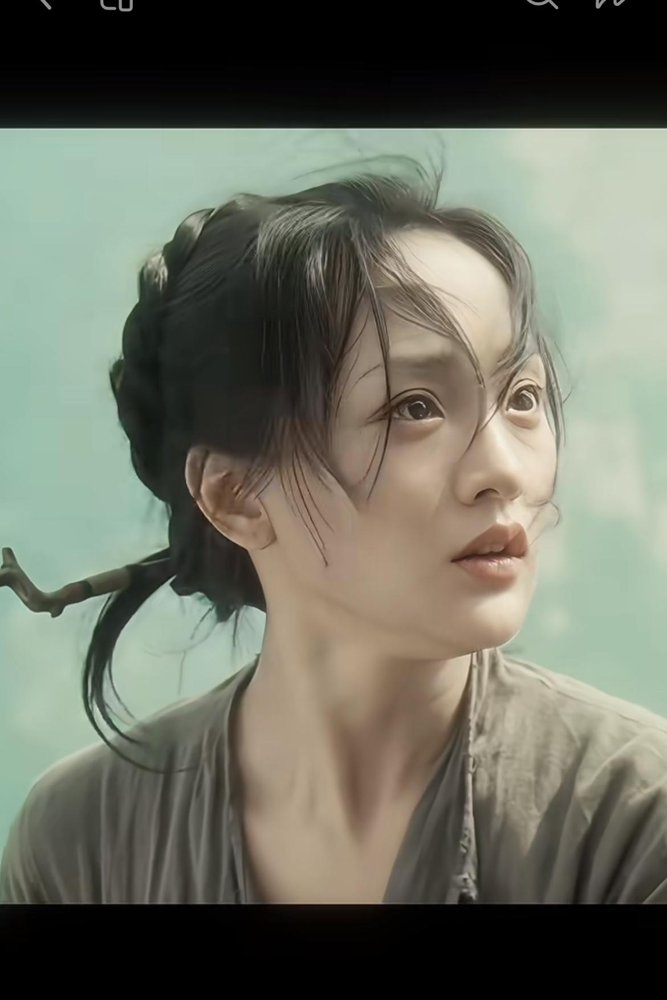 周迅这次釜山红毯，香奈儿高定全球首穿，短发墨镜，愣是没上热搜。
评论区还在吵《如懿传》那点陈年旧账，说她当年硬演少女，妆容像戴了面具。可你看看现在，人家穿着2026春夏高定，站在《初次尝到寂寞》首映礼上，演的是中年女性江月。
同一个人，换个赛道，口碑直接从“装嫩”翻成“高级”。
当年被骂，不是