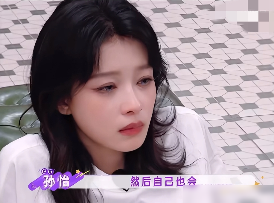 谁能想到，综艺里一个破抽卡游戏，竟让两个女星当场卸下伪装、彻底泪崩。
前一秒，李小冉还把孙怡搂在怀里撒娇，开玩笑说我都能生下你了，快叫妈。
下一秒，孙怡抽到一张剪刀剪断布，随口念叨着不好的东西就不要了，眼泪瞬间决堤。
旁边看着的李小冉，想起了自己的过往，也跟着红了眼眶，一句话都说不出。
郭京