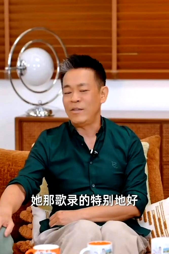 刘浩存被全网争议缠身的时候，沉寂许久的老戏骨孙浩，突然在她的评论区敲下七个字：娃呀，苟师想你啦。

这句逆风发声，瞬间炸开了锅。其实两人在剧组时，孙浩就把这姑娘当自家孩子疼。片场天寒地冻，他直接塞过去一件针织马甲；到了饭点，肉夹馍、油泼面换着花样投喂。

真正打动老前辈的，是这年轻人在镜头背后的死磕