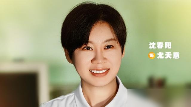沈春阳第一次当导演，电影干到了国庆档第二，2.4亿。
谁也没想到，一个唱二人转出身的女人，把东北喜剧里那点酒桌油腻全给剔干净了。别人拍夫妻吵架靠吼，她拍的是沉默，是饭桌上男人举杯时女人那个眼神。
二十多个喜剧大咖给她做配，小沈阳在戏里老老实实当演员。观众说看哭了，她站在台上也哭，只说了一句：有质