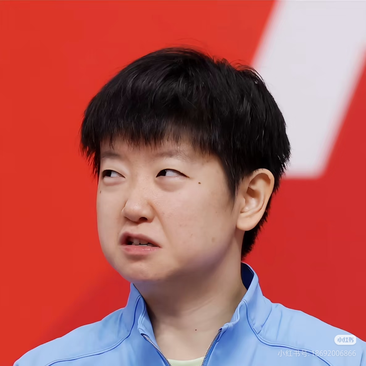 马龙张继科许昕仨人对王楚钦的态度，简直是国乒前辈带后辈的三种不同打开方式。
马龙和王楚钦同属北京队，早年还同住一间宿舍，搭档过不少次双打，连男队队长的接力棒都交到了他手里，按说交集是最多的。但马龙几乎不会主动提起这位后辈，只有记者问到的时候才开口，早年还会严苛地纠