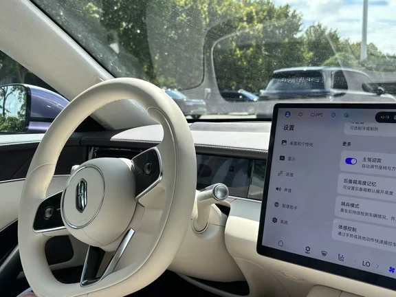 现在全公司都知道，楼下那辆紫色 Z7 是我的。
团建问谁有车，同事齐刷刷看向我；搬家借车，第一个想到的也是我。
那天锁完车，保安大叔路过说了句："这车停这儿，楼都精神了。"
行吧，一辆车，愣是成了我的人缘。"#尚界Z7
#尚界Z7T
#肖战同款尚界Z7
#开出去开心去#
#金九揽秋启程月圆