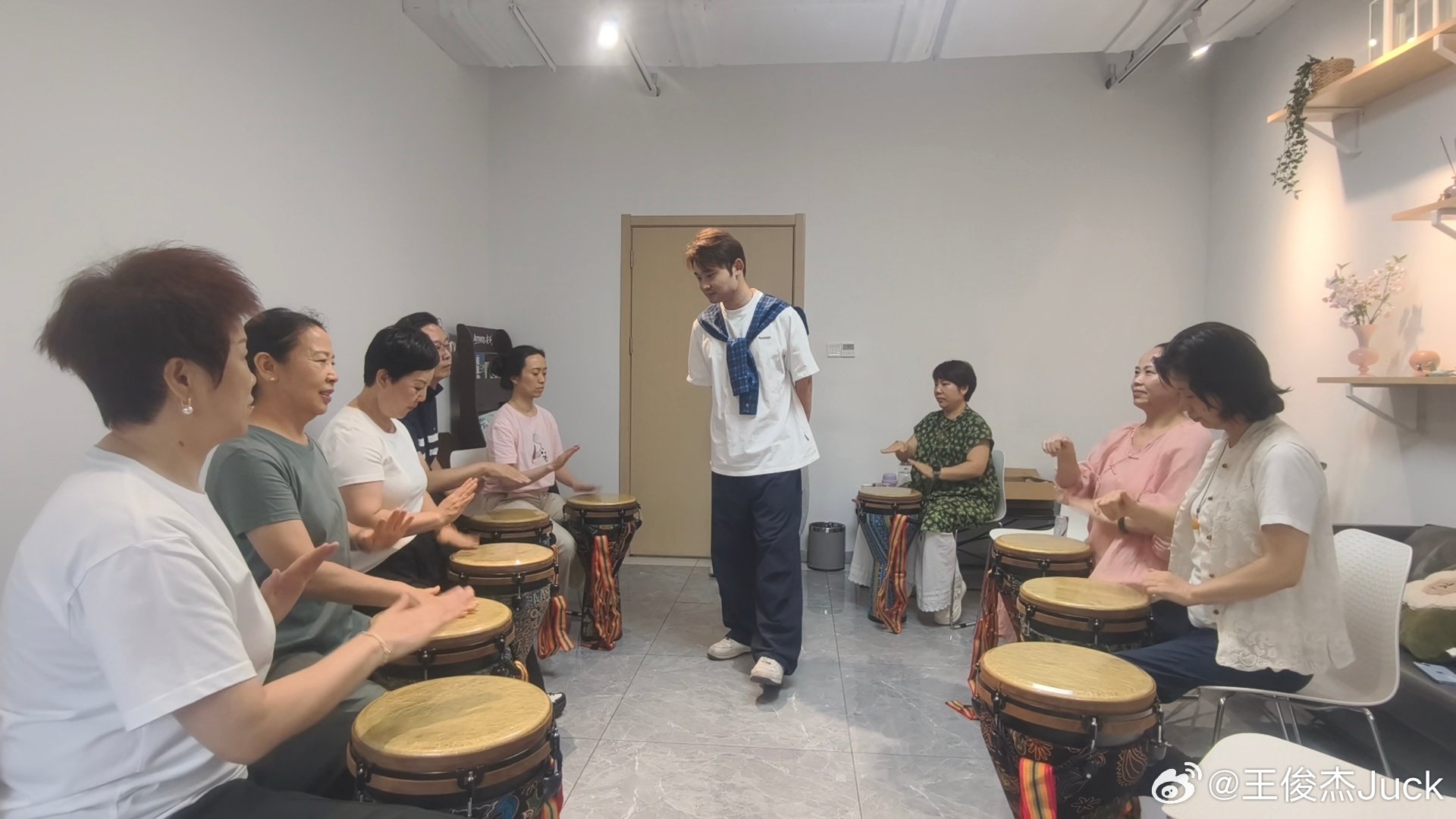 9月1日 王老师课堂也开学啦 论年龄辈分 学员们的年龄都是我的长辈 这更应该感谢大家对我的支持和认可 大家的悟性也非常好 所以才能有这么棒的企业编排的速成展示 辛苦每一位学员以及所有工作人员 预祝大家明天表演顺利 ​
