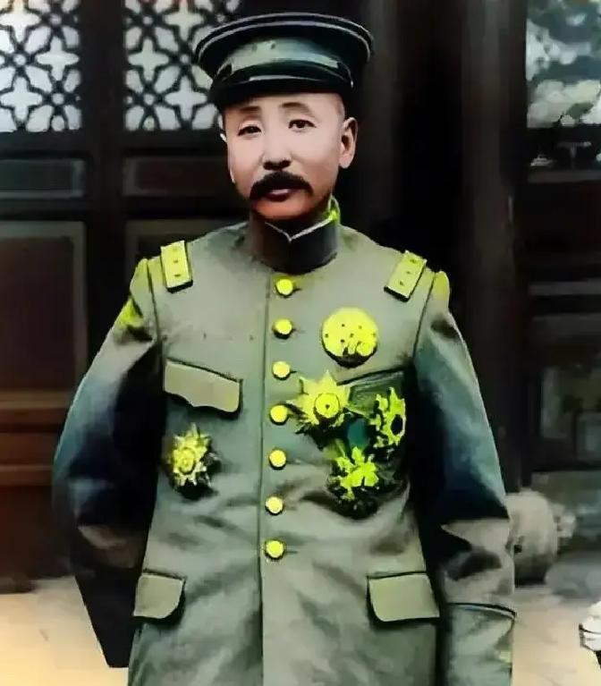 1915年，张作霖的三姨太为了泄愤，把侍女抽得遍体鳞伤。张作霖暴怒，一脚踹开房门，当众怒斥她：“你不愿意在家里待，就给我滚！”，姨太羞到无地自容，第二天决定削发为尼。
 
戴宪玉站在院子里，头发已经剃干净了，头皮凉飕飕的。老尼姑把一套灰布僧袍递给她，她接过来，慢慢穿上。布料粗糙，磨得皮肤发红。