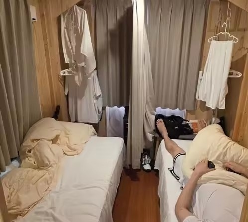 #韩国男篮搬离亚运会集装箱宿舍#
包不起酒店就别办了[柯基]

在韩国男篮队员卞俊亨发视频高喊“请帮帮我们”之后，球队终于在 9 月 16 日下午搬离了漏水的集装箱宿舍，转入附近酒店。

9 月 11 日，在社交媒体发布视频，画面中浴室水槽持续漏水，地面积水严重，他配文恳求“请帮帮我们”

休息质量受影 ​