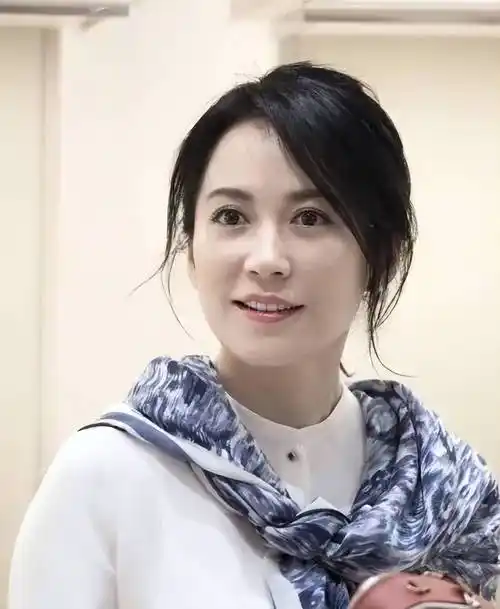 查了一下俞飞鸿的出身，发现一个挺有意思的事。
​她1971年出生在杭州，父亲是清华毕业的核物理学家，母亲是浙江化工学院的高材生。她名字取自苏轼那句“人生到处知何似，应似飞鸿踏雪泥”，这种名字，普通人家还真取不出来。但最让人意外的不是她家多牛，而是这种家庭出来的孩子，按理说应该走一条稳稳当当的路，结果