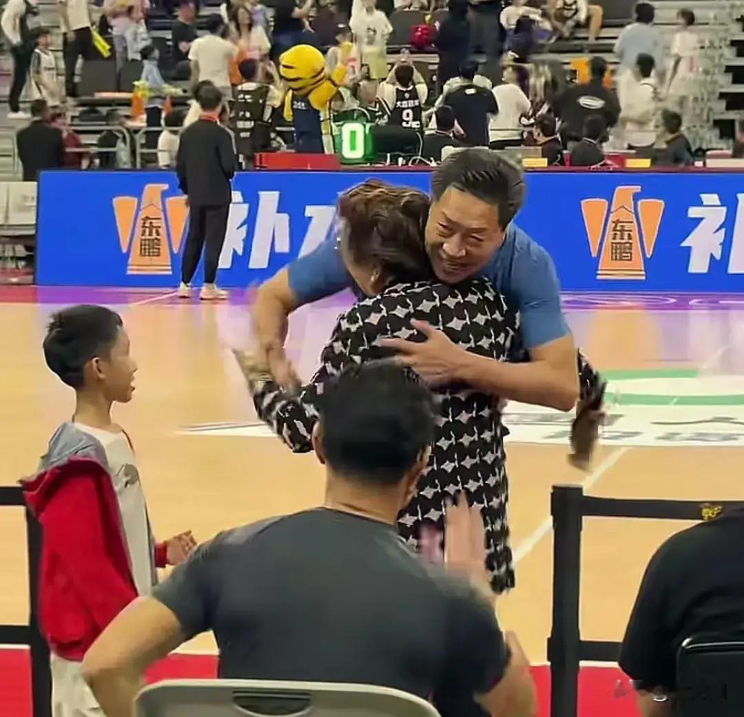 老公：老婆！你看李春江回广东主场那个画面没？他拥抱了一个老太太，那可不...